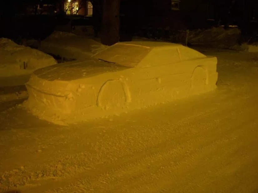 El canadiense hizo un automóvil con nieve para dibujar limpiaparabrisas y atrajo la atención de la policía