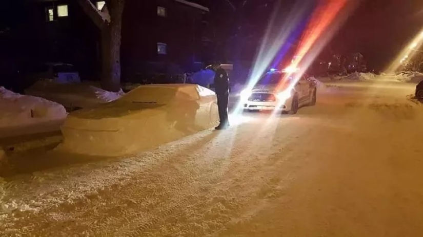 El canadiense hizo un automóvil con nieve para dibujar limpiaparabrisas y atrajo la atención de la policía
