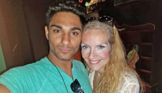 El caso es joven: una mujer de 60 años conoce a un chico de 21 años y se jacta de sexo increíble