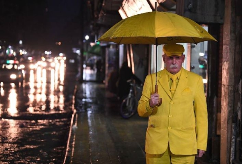 El color del ambiente es amarillo: este anciano sirio ha estado usando ropa de un solo tono durante 35 años