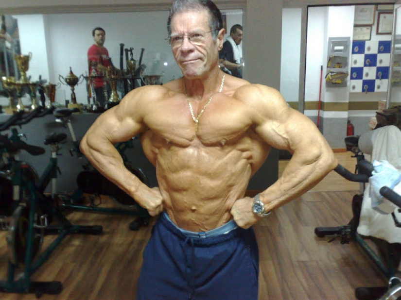 El culturista de 72 años impresionó a los jóvenes con una prensa de acero y enormes bíceps