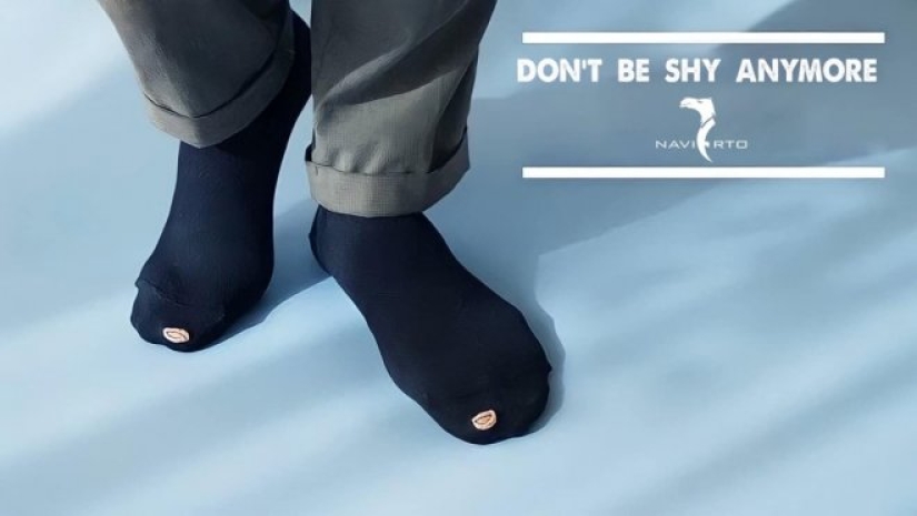 El diseñador japonés presentó una colección de calcetines con fugas "ecológicos"