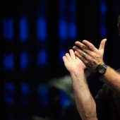 El entrenador ágil: Tony Robbins fue acusado de acoso sexual