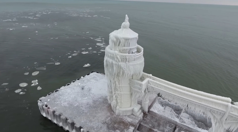 El faro en el lago Michigan se ha congelado por completo y se ha convertido en una torre fabulosa
