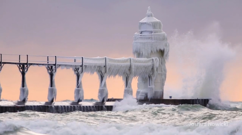 El faro en el lago Michigan se ha congelado por completo y se ha convertido en una torre fabulosa