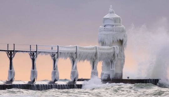 El faro en el lago Michigan se ha congelado por completo y se ha convertido en una torre fabulosa