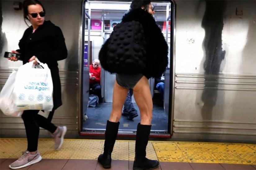 El flash mob "Metro sin pantalones" está caminando por el planeta. Este año se han unido 10 ciudades