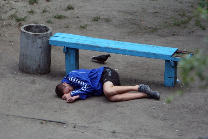 El fotógrafo ha estado filmando durante cuatro años lo que está sucediendo en un banco en el patio ucraniano