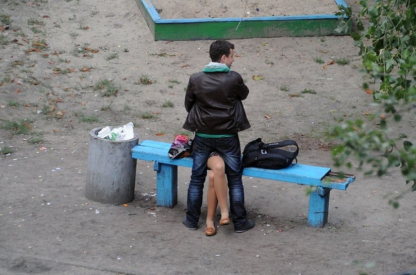 El fotógrafo ha estado filmando durante cuatro años lo que está sucediendo en un banco en el patio ucraniano