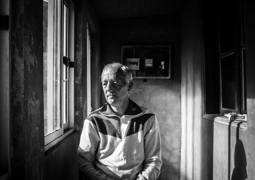 El fotógrafo recopiló las historias de personas mayores que viven solas