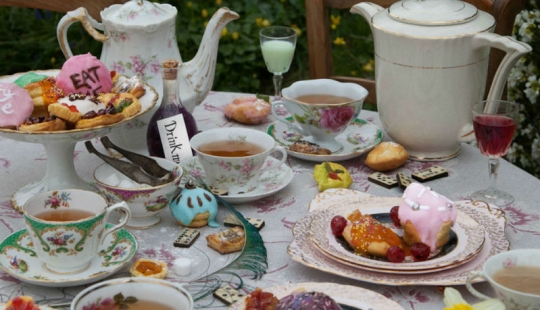 El fotógrafo recrea las fiestas descritas en las páginas de obras literarias famosas