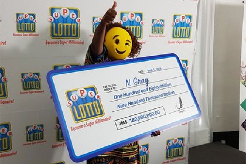 El ganador de la lotería en Jamaica no les dio una sola oportunidad a los mendigos y ladrones
