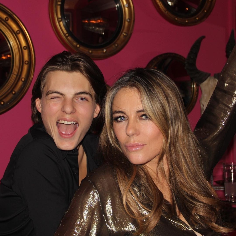 El hijo de 15 años de Elizabeth Hurley toma fotos sinceras de su madre de 52 años