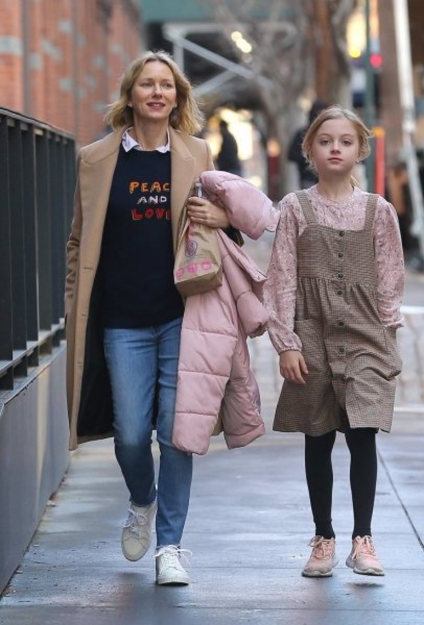 El hijo de la pareja de estrellas Naomi Watts y Liv Schreiber parece haberse convertido en una hija