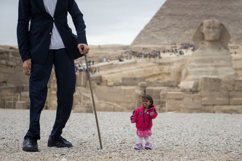 El hombre más alto del mundo y la mujer más pequeña se conocieron, y es como un cuento de hadas