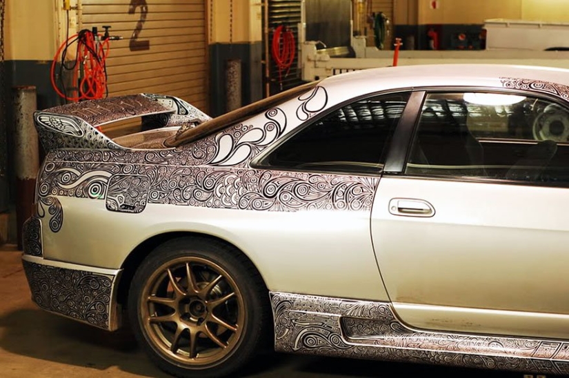 El hombre tomó y permitió que su esposa pintara su auto con un marcador. Pero todo podría haber terminado de otra manera