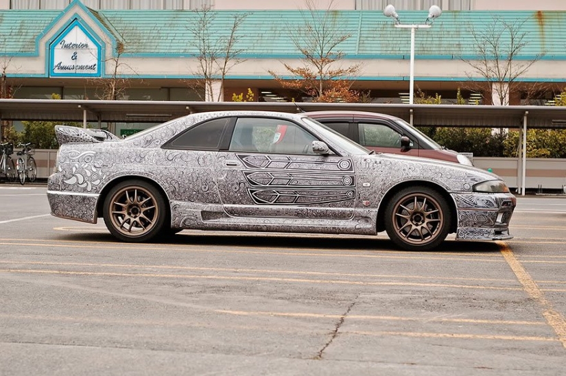 El hombre tomó y permitió que su esposa pintara su auto con un marcador. Pero todo podría haber terminado de otra manera