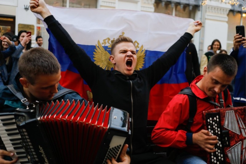 "El lugar de atracción es Nikolskaya": cómo se ve la calle más futbolística de Rusia durante el Mundial 2018