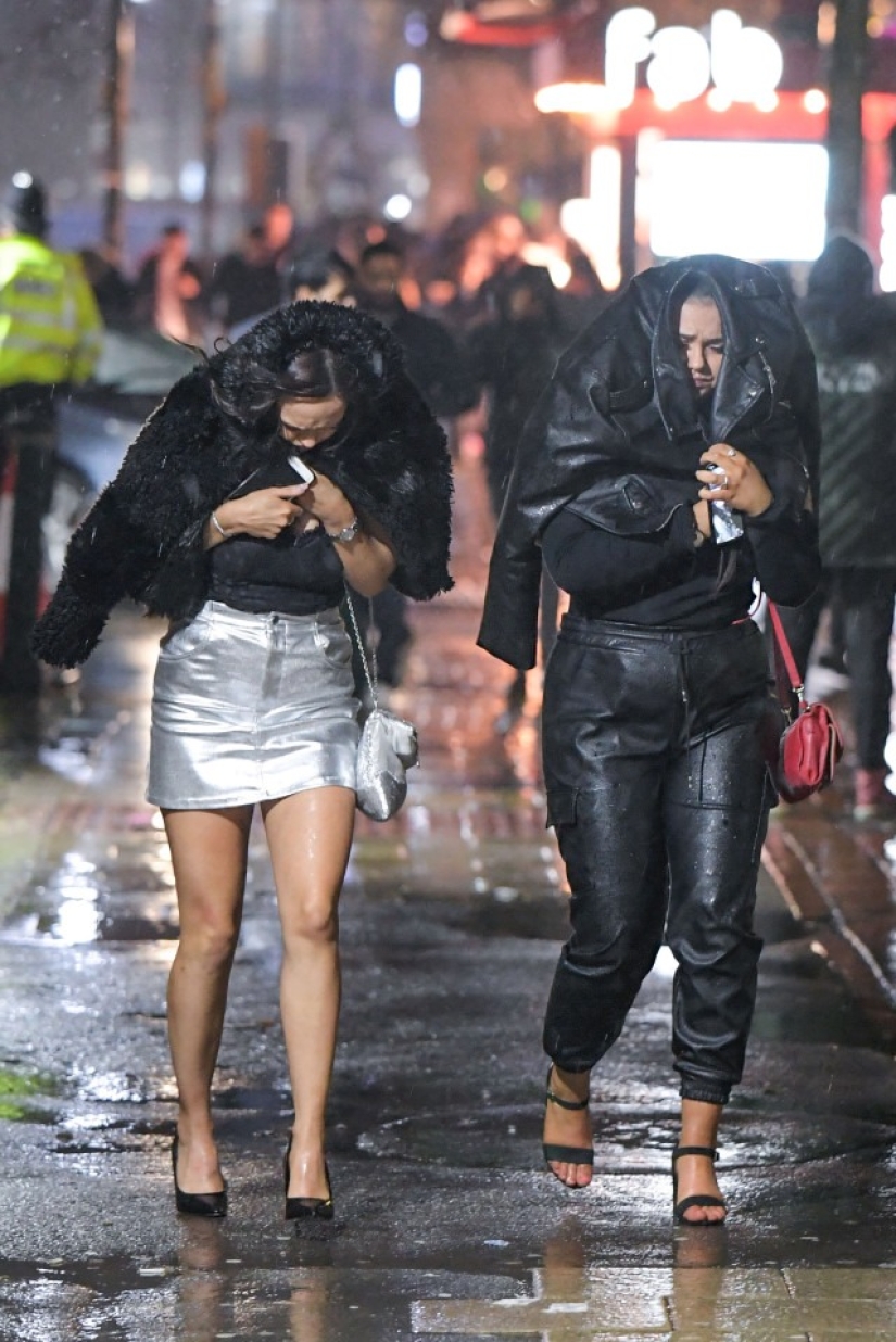 ¡El mal tiempo no es motivo para estar triste! La juventud británica sigue pasando el rato incluso en un huracán