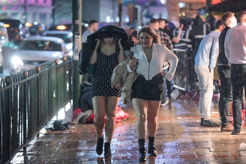 ¡El mal tiempo no es motivo para estar triste! La juventud británica sigue pasando el rato incluso en un huracán