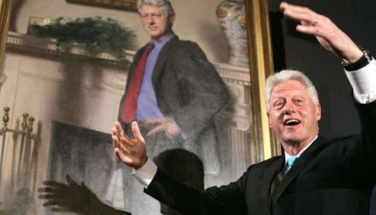 El multimillonario pedófilo Jeffrey Epstein mantuvo un retrato picante de Clinton en casa