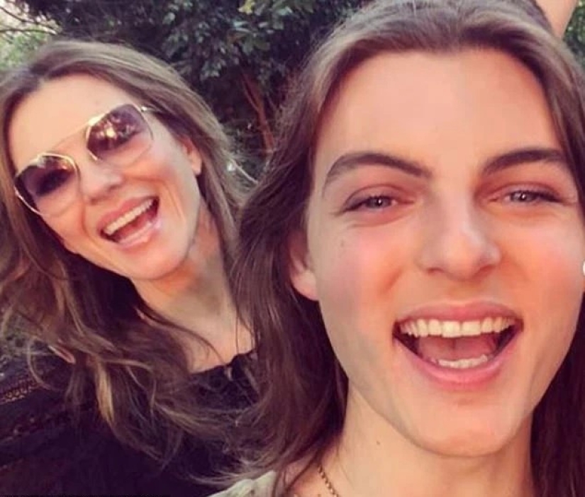 El niño de mamá: Damian Hurley se parece a su madre en una nueva sesión de fotos