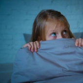 El niño tiene miedo: 10+ prácticas que ayudarán a superar el miedo