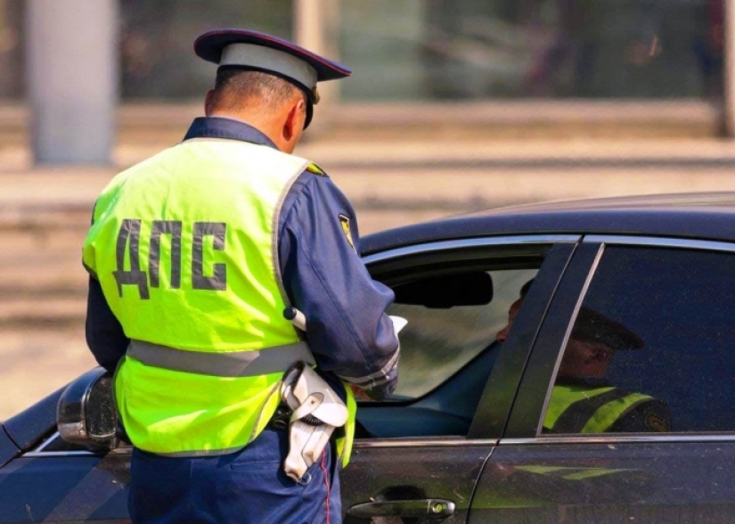 El piloto de carreras demandó a la policía de tránsito por 93 multas, utilizando una laguna en la ley