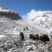 El pináculo de la tecnología: se instaló una torre 5G en el Everest con la ayuda de yaks