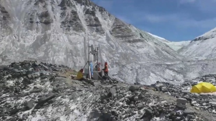 El pináculo de la tecnología: se instaló una torre 5G en el Everest con la ayuda de yaks