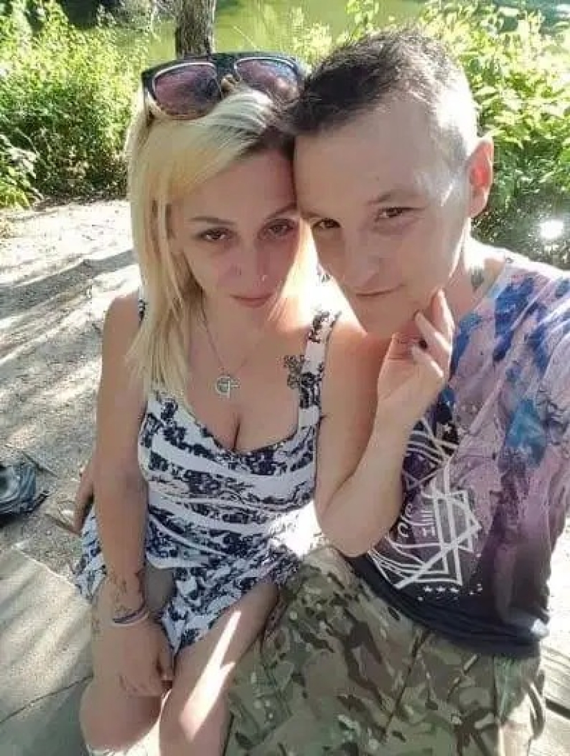 El poeta publicó selfies sinceros de su novia en Facebook después de enterarse de su próxima boda