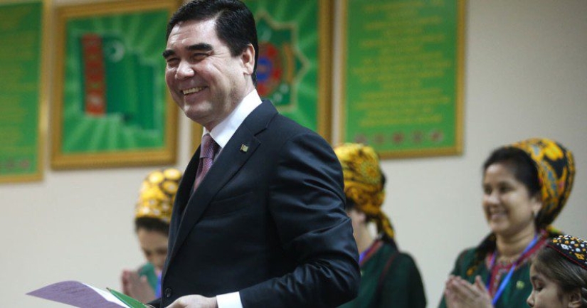 El Presidente de Turkmenistán visitó las Puertas del Infierno, pero regresó al trabajo