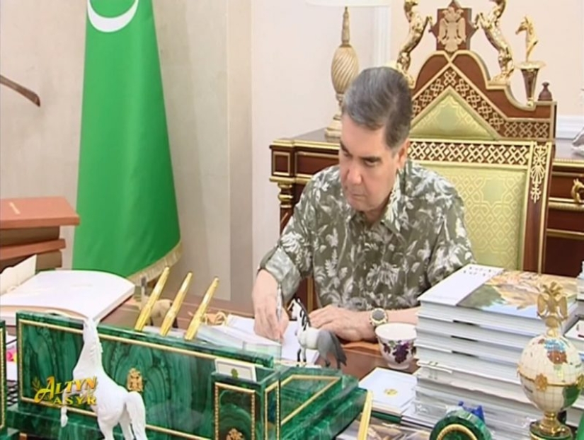 El Presidente de Turkmenistán visitó las Puertas del Infierno, pero regresó al trabajo