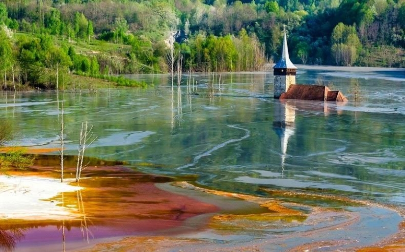 El pueblo rumano donde se formó un lago tóxico