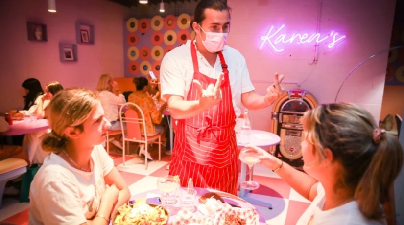 El restaurante Karen's Diner es un establecimiento grosero para aquellos que están cansados del servicio perfecto
