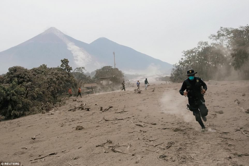 El volcán de Fuego en Guatemala mató a 69 personas en un día. El número de muertos está creciendo