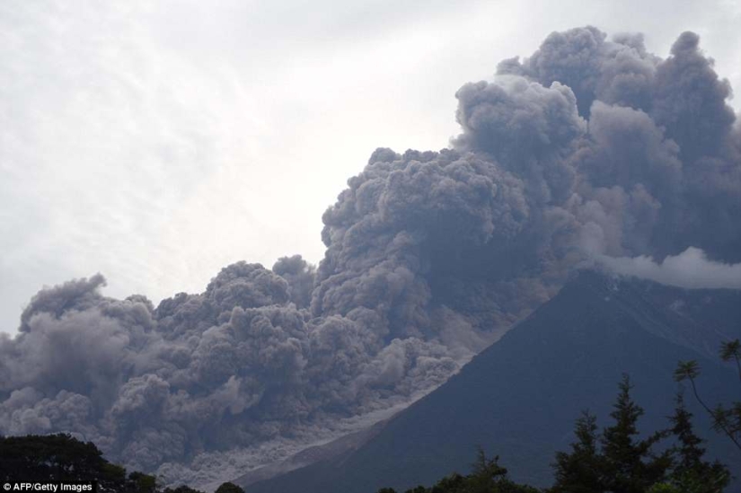 El volcán de Fuego en Guatemala mató a 69 personas en un día. El número de muertos está creciendo