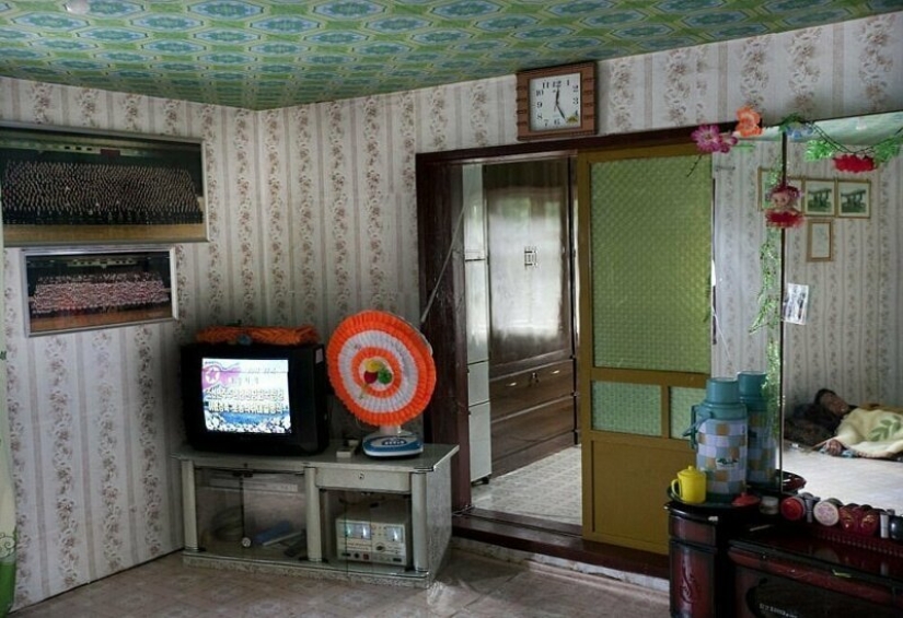 Emptiness, simplicity and poverty: 16 real photos of apartments of North Koreans