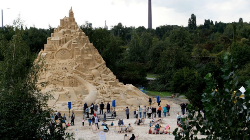 En Alemania, se construyó el castillo de arena más grande del mundo, la altura de una casa de cinco pisos