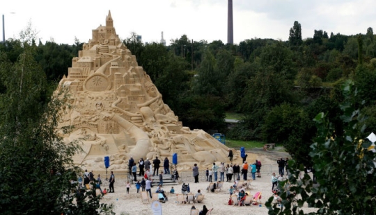 En Alemania, se construyó el castillo de arena más grande del mundo, la altura de una casa de cinco pisos