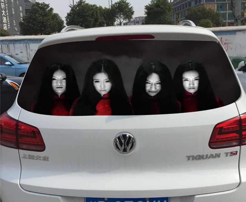 En China, inventaron calcomanías en los automóviles para enseñar a los fanáticos a deslumbrar con una luz de carretera
