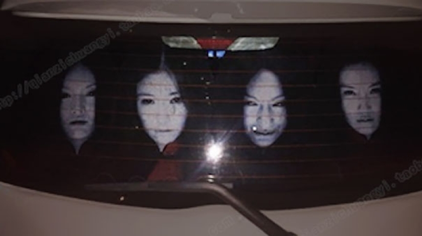 En China, inventaron calcomanías en los automóviles para enseñar a los fanáticos a deslumbrar con una luz de carretera