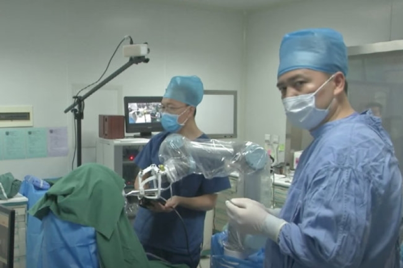 En China, un dentista robot insertó dientes humanos por primera vez