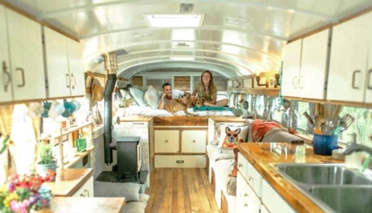 En el aserradero con comodidad: una pareja convirtió un viejo autobús de la prisión en una acogedora casa móvil