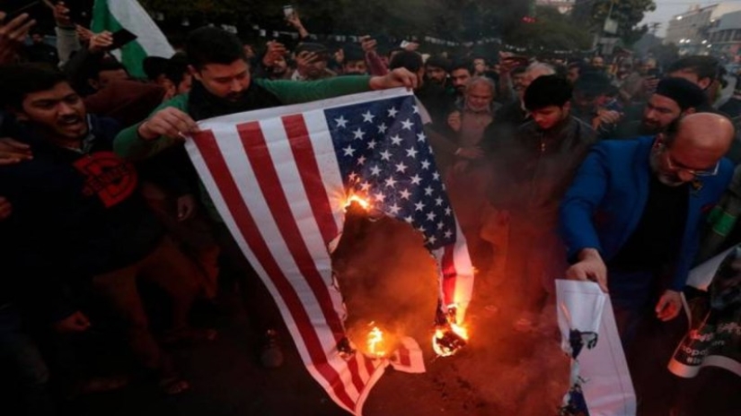 En Irán, la fábrica fabrica banderas de Estados Unidos e Israel, para que luego se puedan quemar de manera demostrativa
