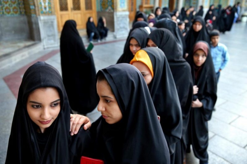 En Irán, las autoridades interrumpieron la boda de una novia de 9 años y un novio de 28