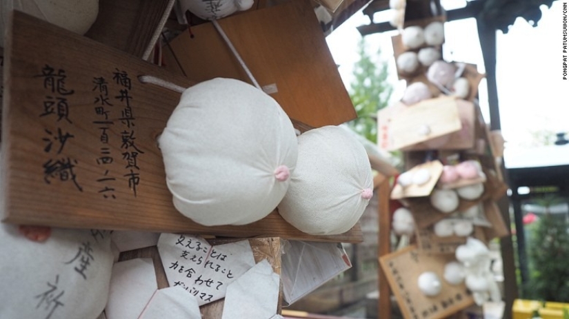 En Japón, hay un templo dedicado al pecho femenino, y esto está bien