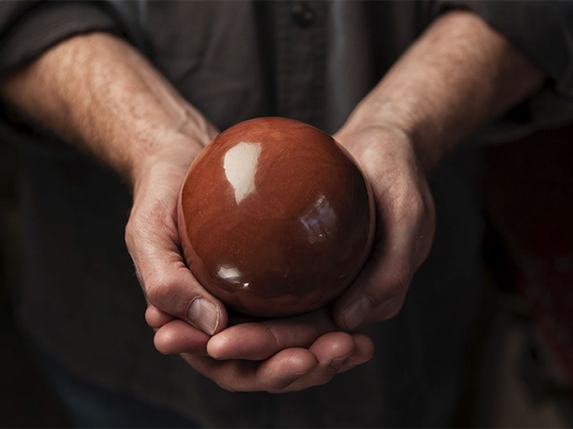 En Japón, llegaron a la tierra: las bolas japonesas pulidas del suelo a un brillo perfecto