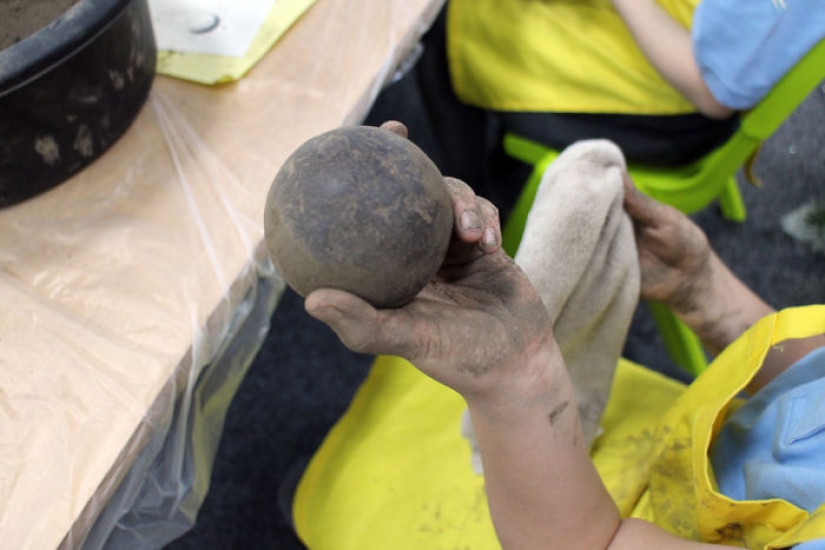 En Japón, llegaron a la tierra: las bolas japonesas pulidas del suelo a un brillo perfecto