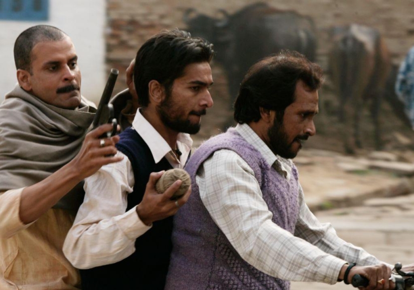 En la India, una esposa y su amante contrataron asesinos para su esposo, pero todo se deslizó en una especie de Bollywood